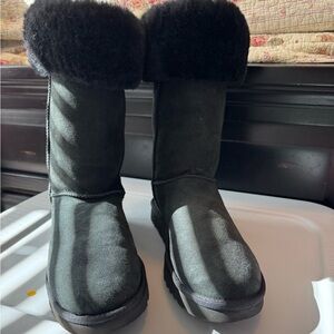 Women's UGGS NWOT Black Shearling Boots SIZE 10